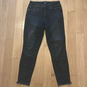 GAP True Skinny in washed black size 27